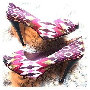 Multi-color open toed pumps